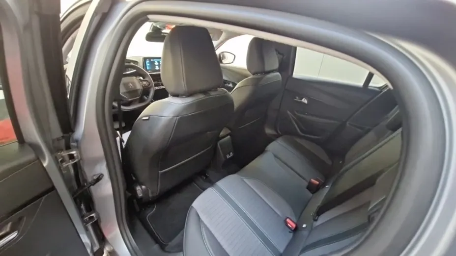 PEUGEOT 208 -
