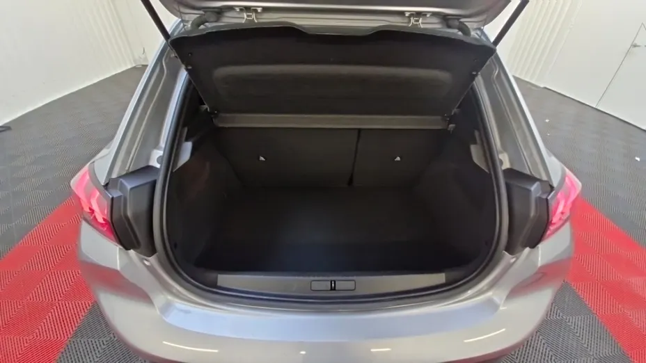 PEUGEOT 208 -