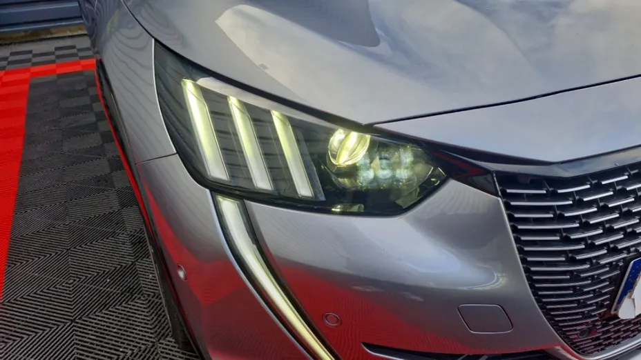 PEUGEOT 208 -