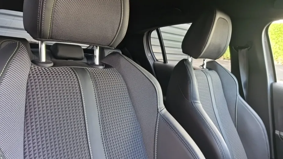 PEUGEOT 208 -