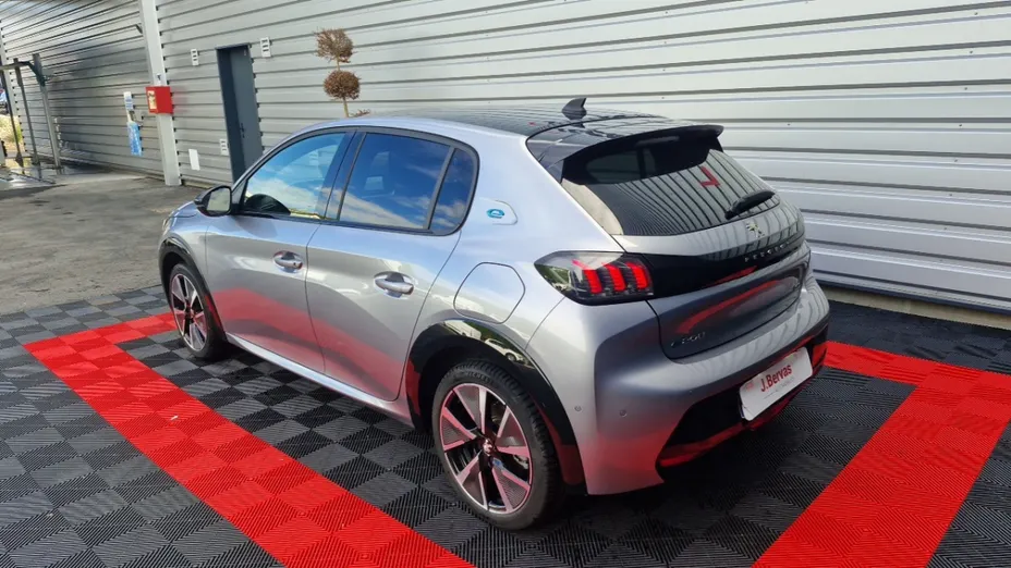 PEUGEOT 208 -