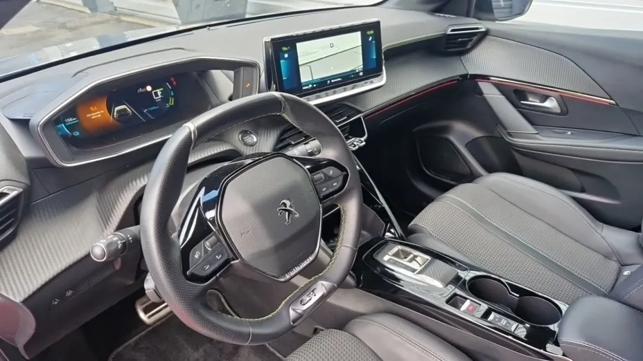 PEUGEOT 208 -
