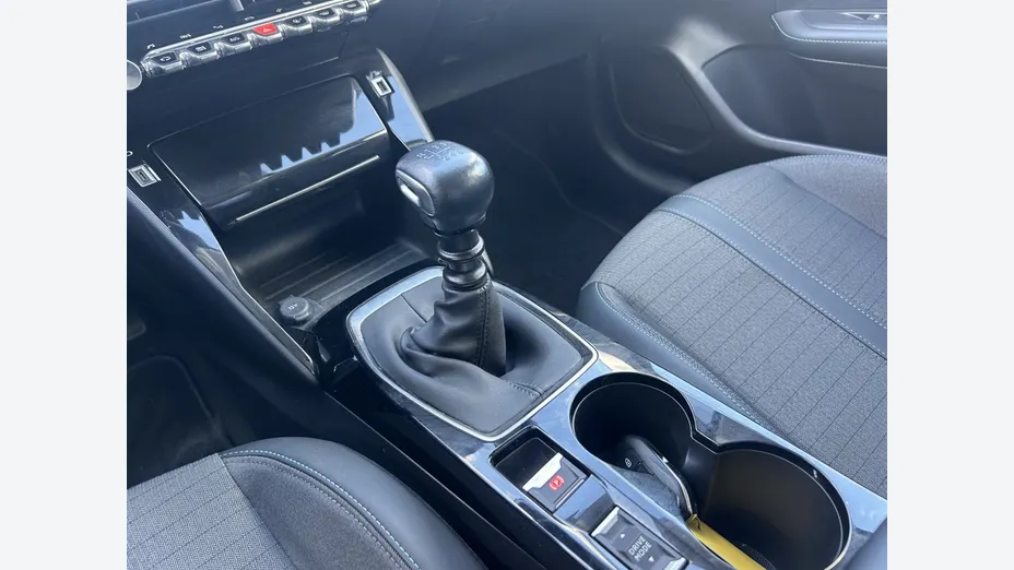 PEUGEOT 208 -