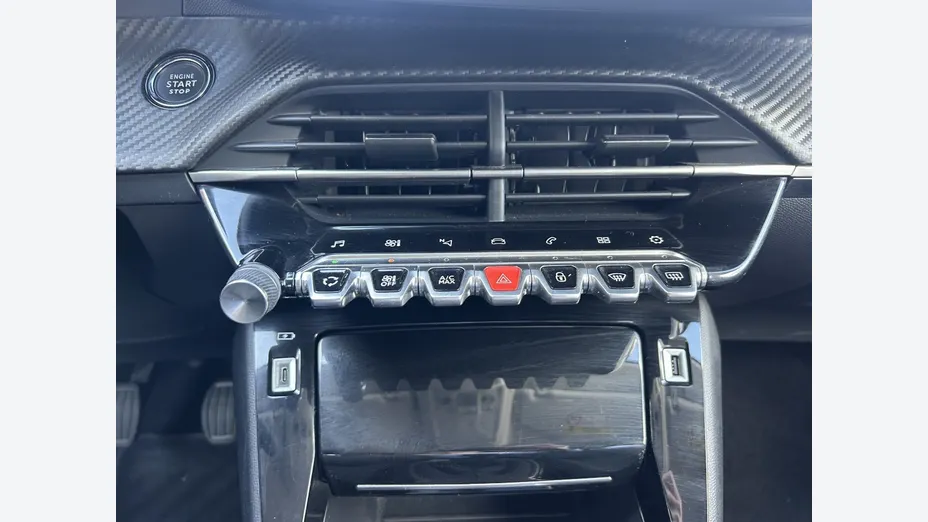 PEUGEOT 208 -