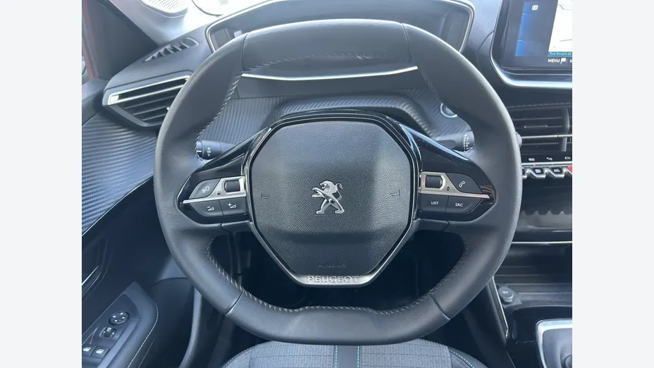 PEUGEOT 208 -