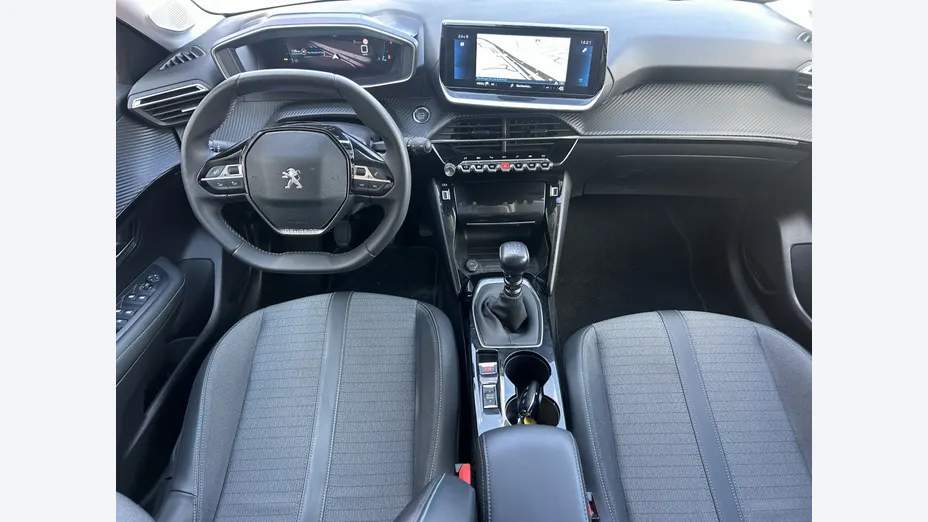 PEUGEOT 208 -