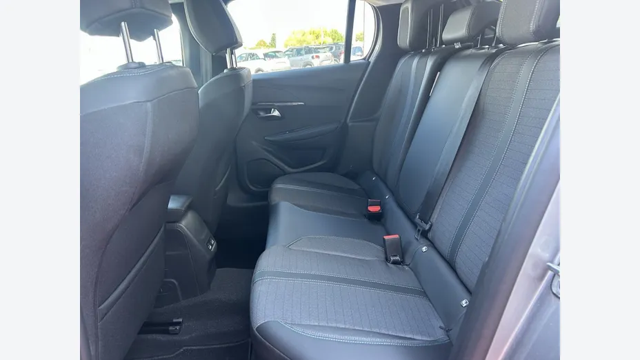 PEUGEOT 208 -