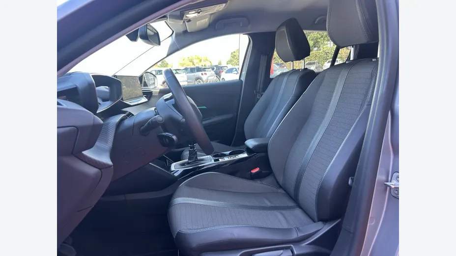 PEUGEOT 208 -
