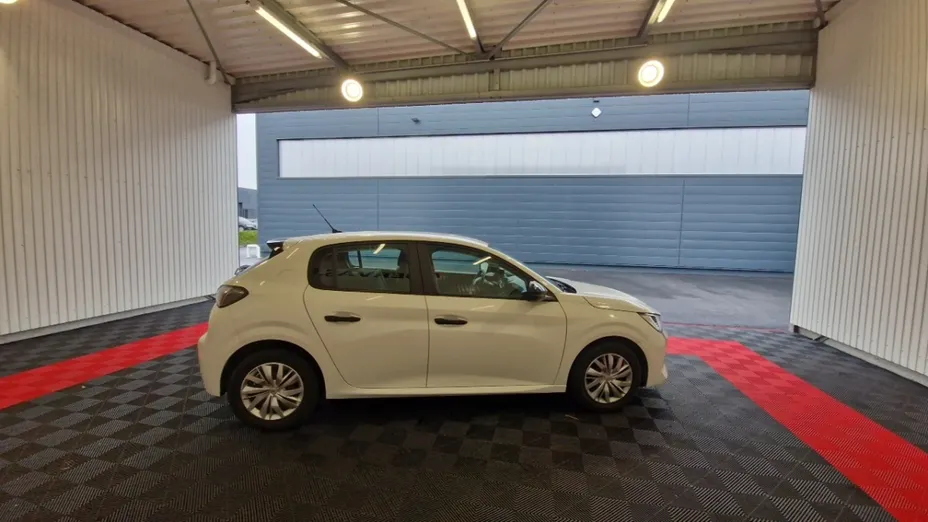 PEUGEOT 208 -