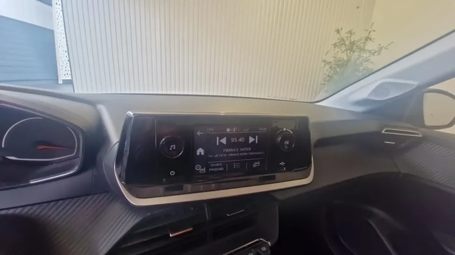 PEUGEOT 208 -