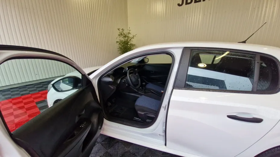 PEUGEOT 208 -