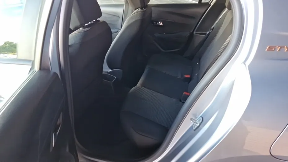 PEUGEOT 208 -