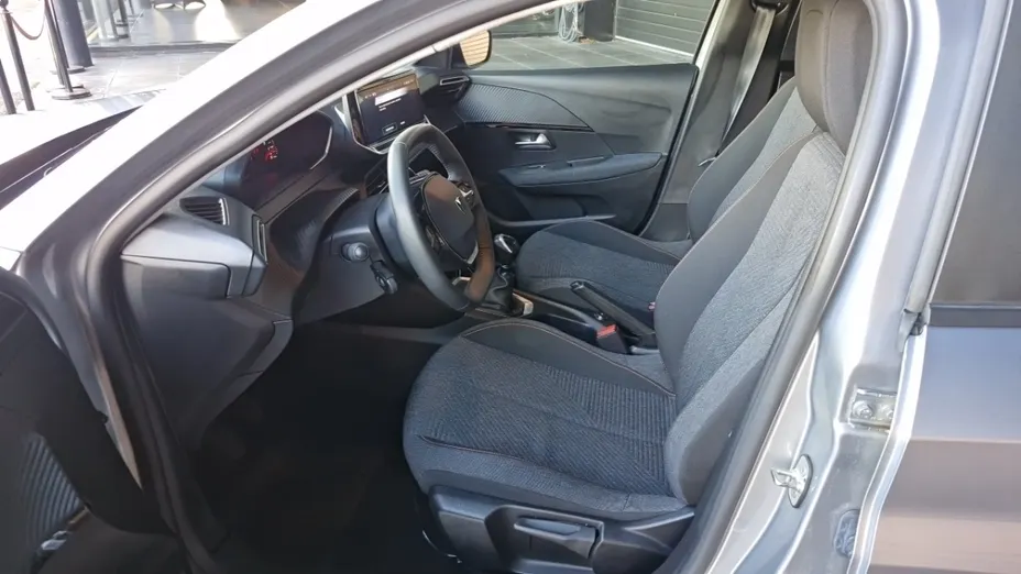 PEUGEOT 208 -