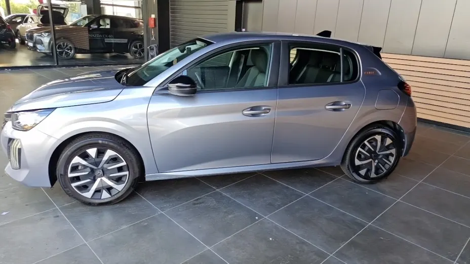 PEUGEOT 208 -