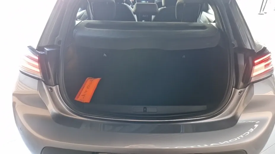 PEUGEOT 208 -