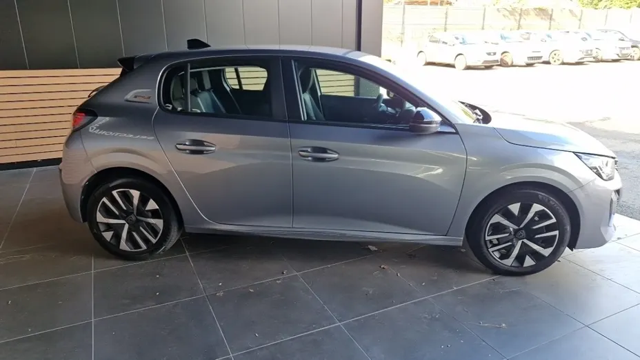 PEUGEOT 208 -