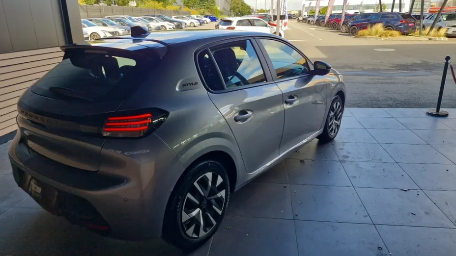 PEUGEOT 208 -