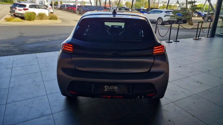 PEUGEOT 208 -