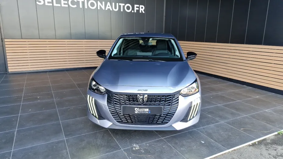 PEUGEOT 208 -
