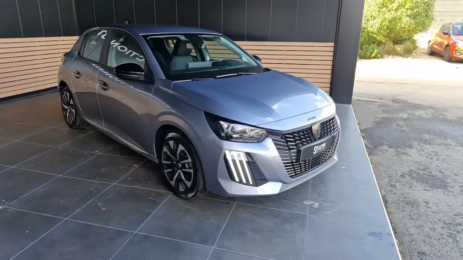 PEUGEOT 208 -