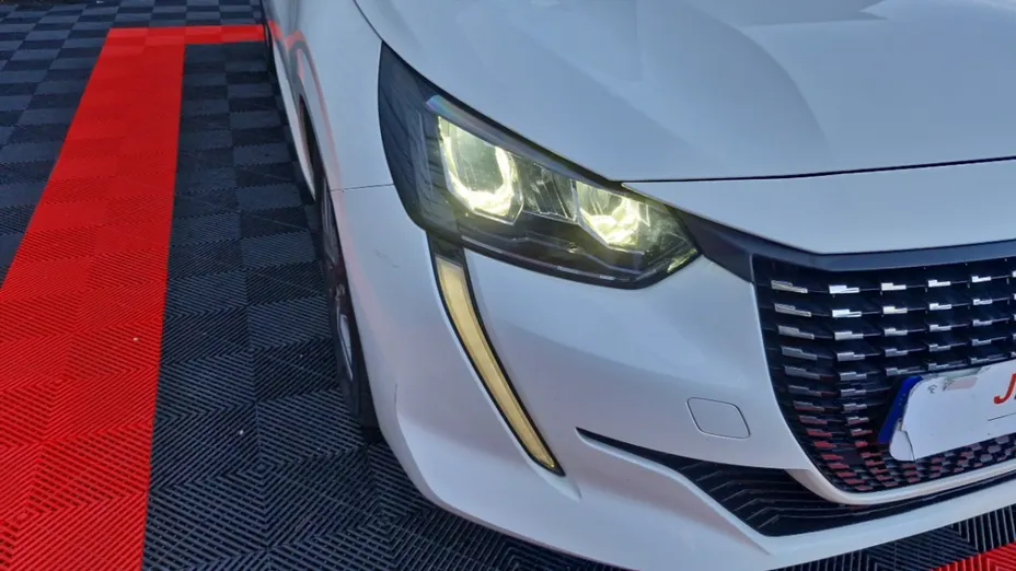 PEUGEOT 208 -