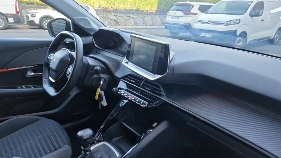 PEUGEOT 208 -