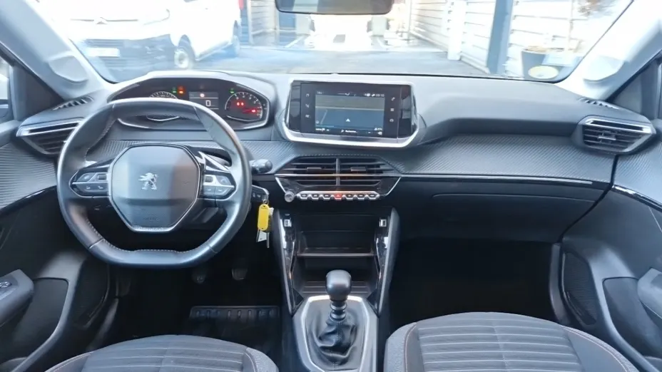 PEUGEOT 208 -