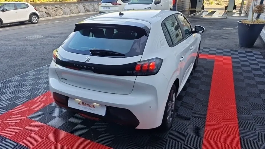 PEUGEOT 208 -