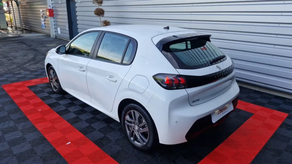 PEUGEOT 208 -