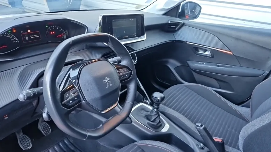 PEUGEOT 208 -