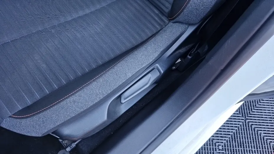 PEUGEOT 208 -