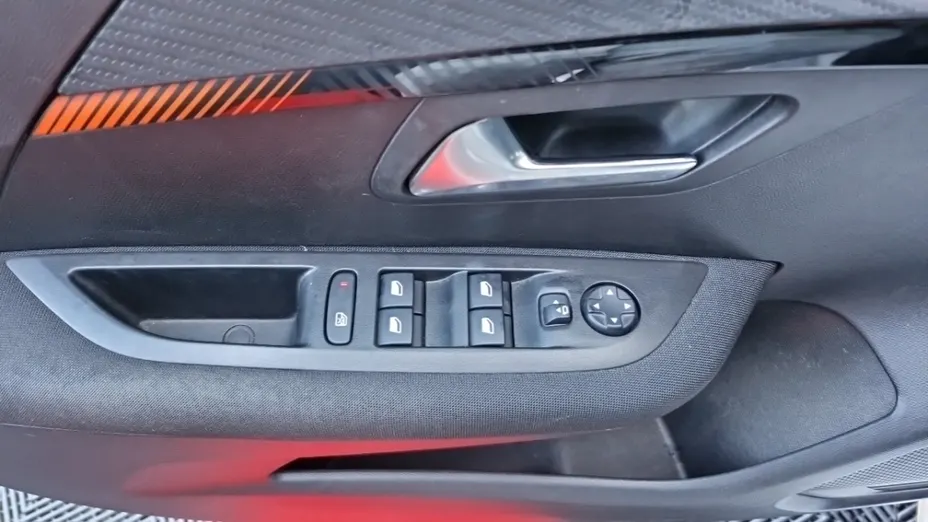 PEUGEOT 208 -
