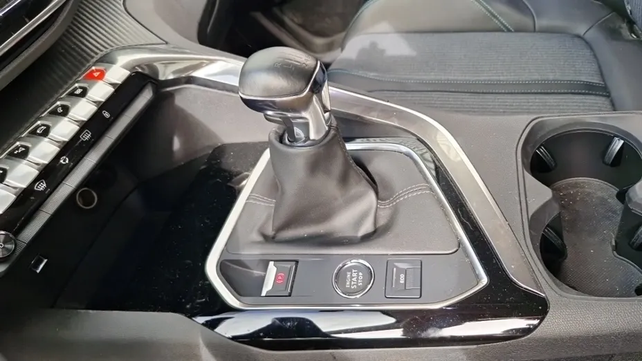 PEUGEOT 3008 -