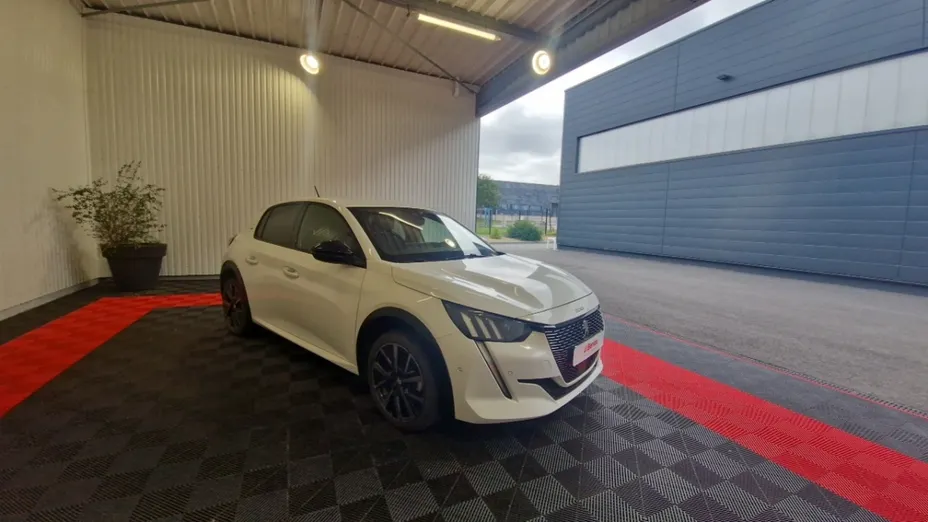 PEUGEOT 208 -