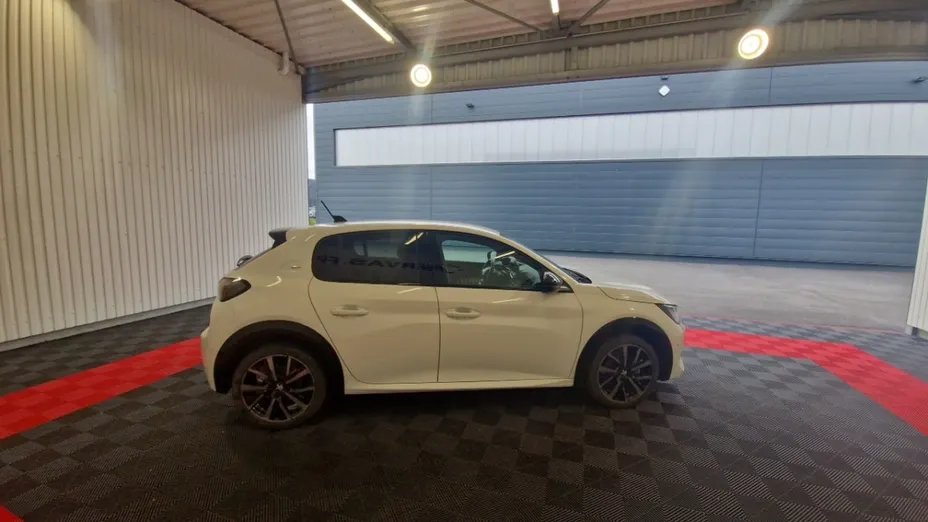 PEUGEOT 208 -