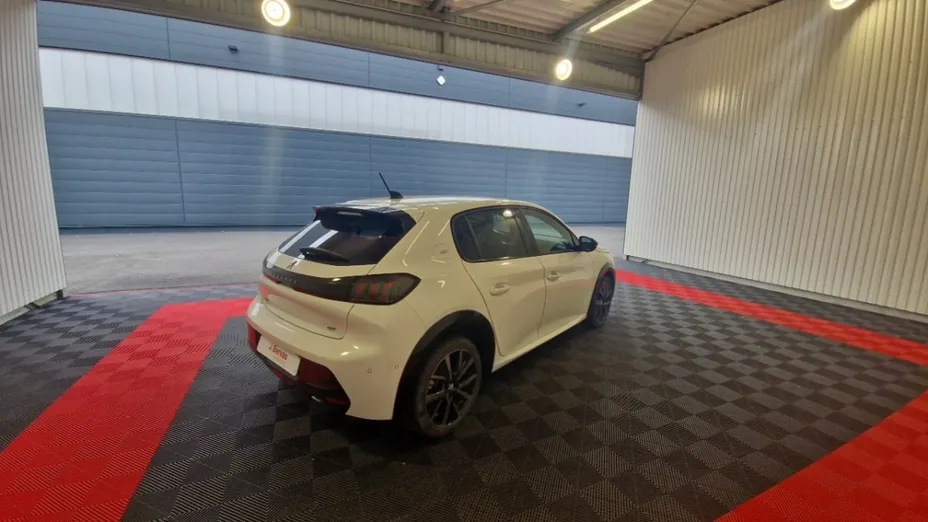 PEUGEOT 208 -
