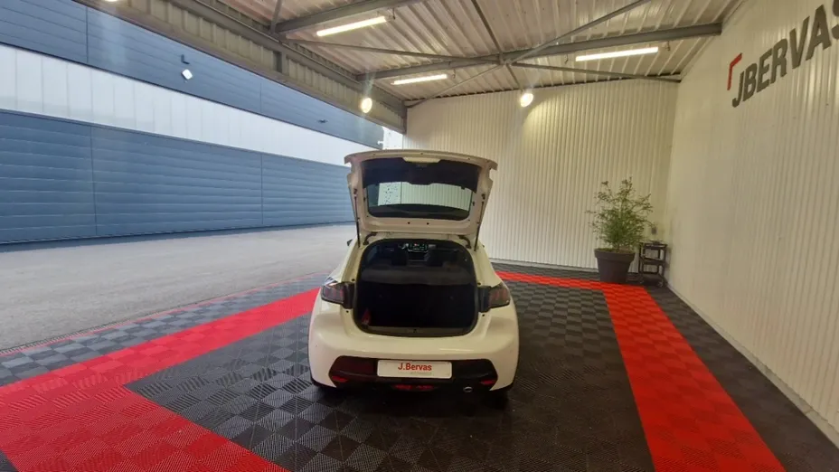 PEUGEOT 208 -