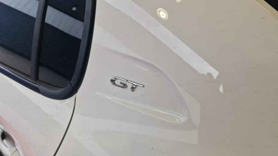 PEUGEOT 208 -
