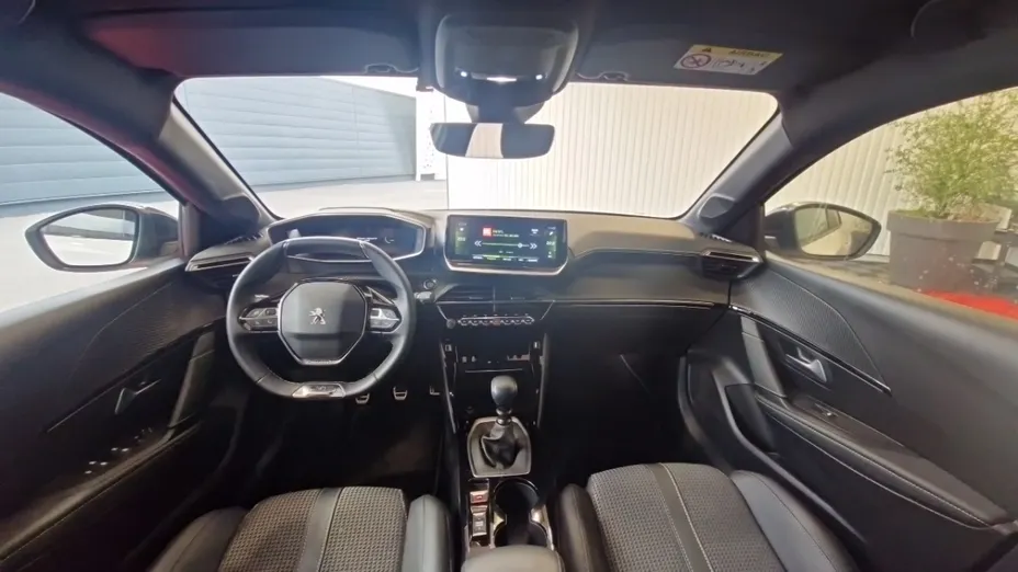 PEUGEOT 208 -