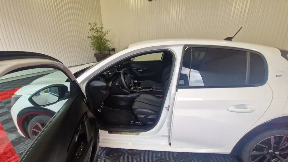 PEUGEOT 208 -