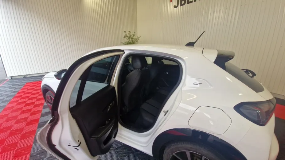 PEUGEOT 208 -