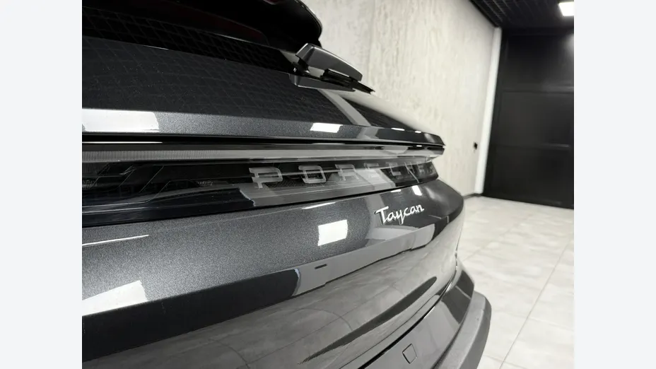 PORSCHE Taycan -