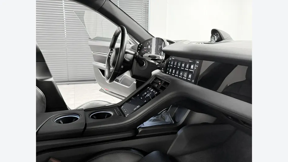 PORSCHE Taycan -
