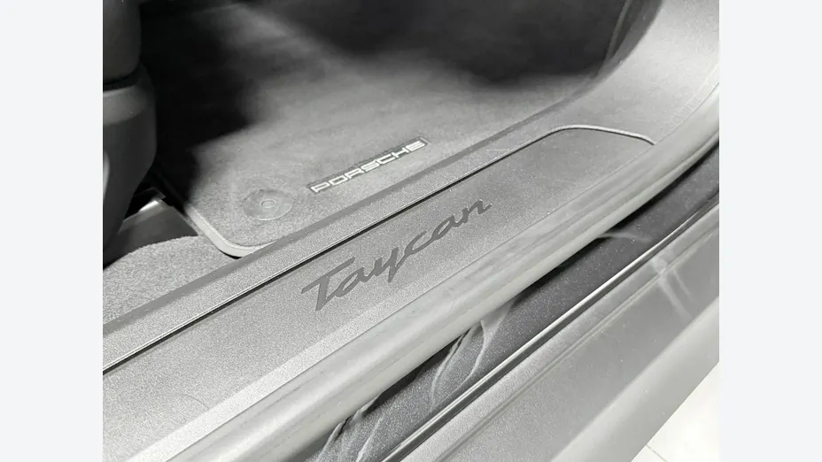 PORSCHE Taycan -