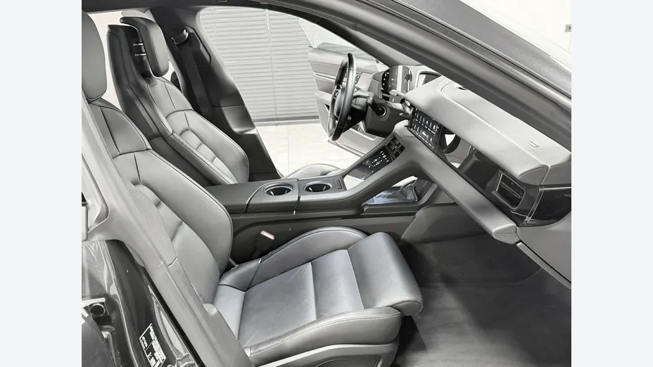 PORSCHE Taycan -