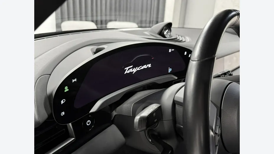 PORSCHE Taycan -