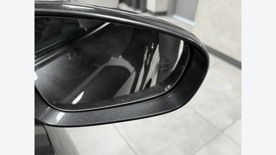 PORSCHE Taycan -