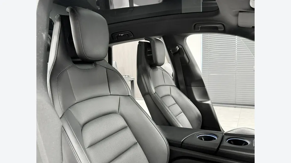 PORSCHE Taycan -