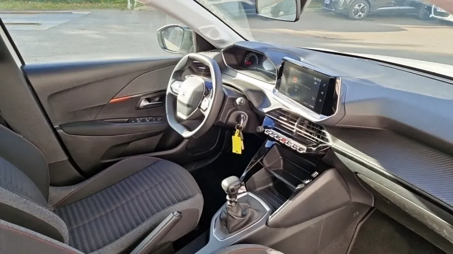 PEUGEOT 208 -