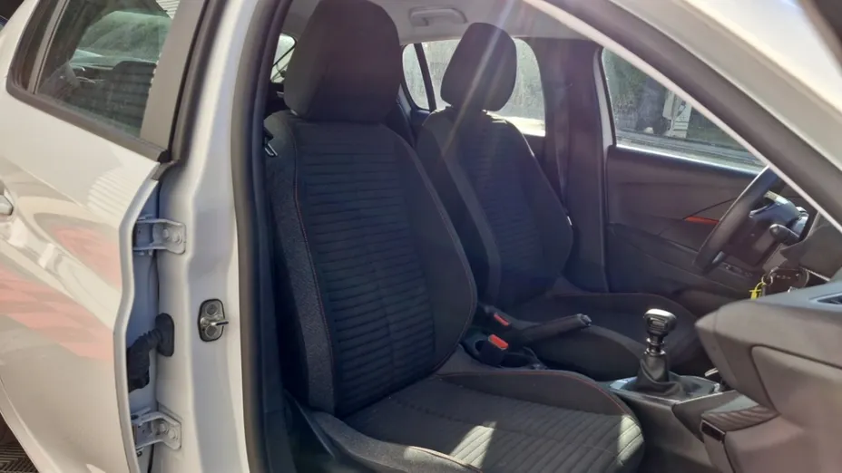 PEUGEOT 208 -